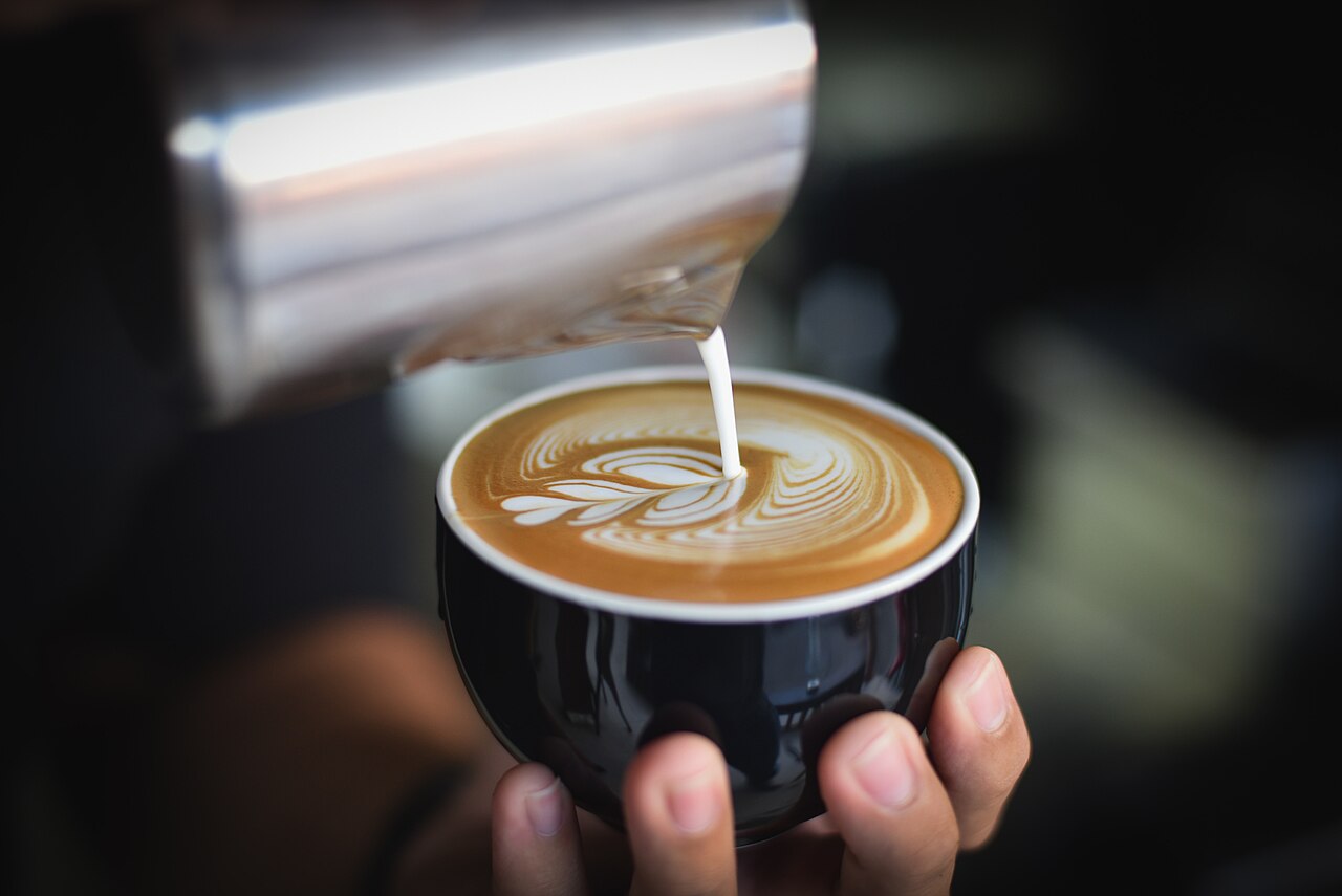 Latte art pour