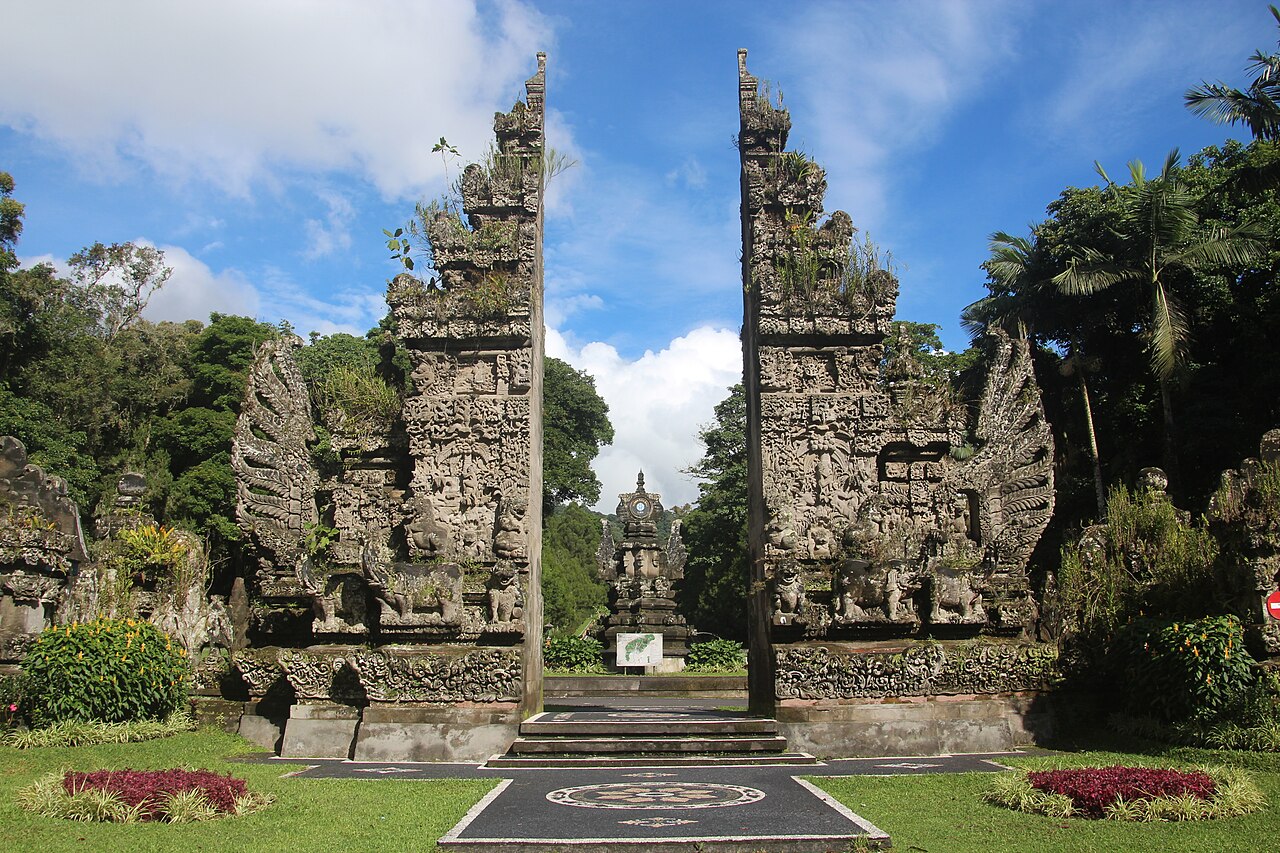 Balinese split gate